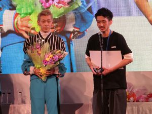 men's design award_gold prizeの古庄真也選手とモデル